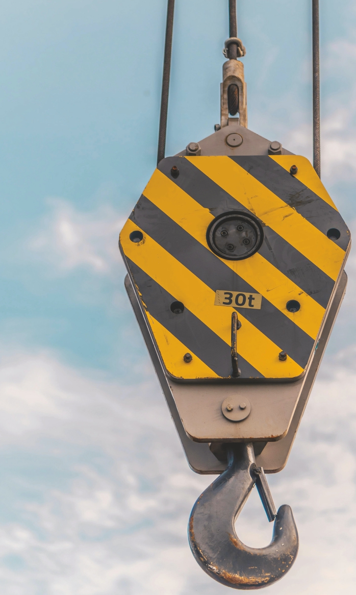 We offer reliable lifting equipment and accessories for lifting, moving and securing loads in construction, industry and logistics